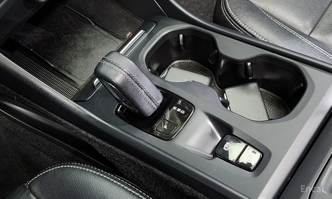 Volvo XC40, снимка 9 - Автомобили и джипове - 55332072