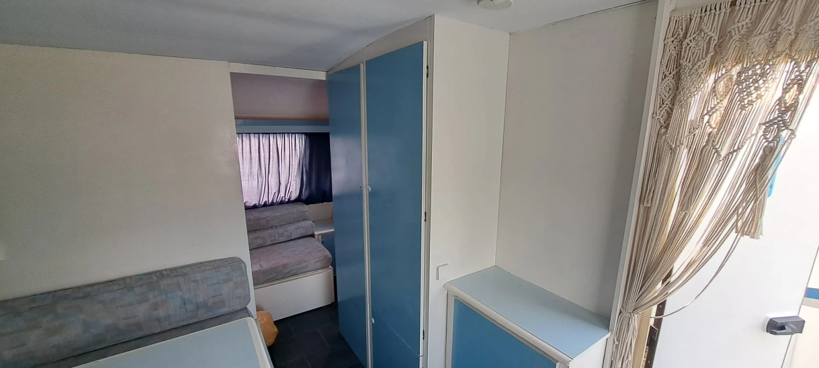 Каравана Adria 430, снимка 8 - Каравани и кемпери - 54020430