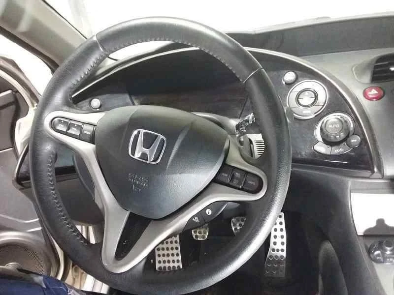 Honda Civic 2.2 i-CTDI Executive, снимка 12 - Автомобили и джипове - 48039153