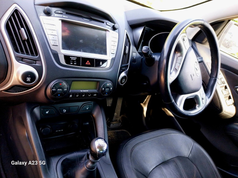 Hyundai IX35 1.7 Desil  Navigation перфектно състояние, снимка 11 - Автомобили и джипове - 46392178