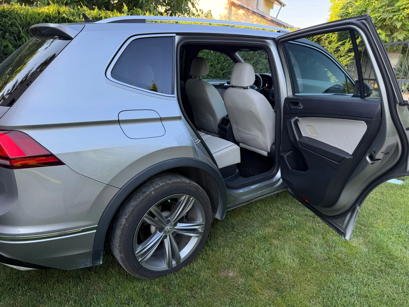 VW Tiguan R-Line Premium 4 motion, снимка 9 - Автомобили и джипове - 55466429