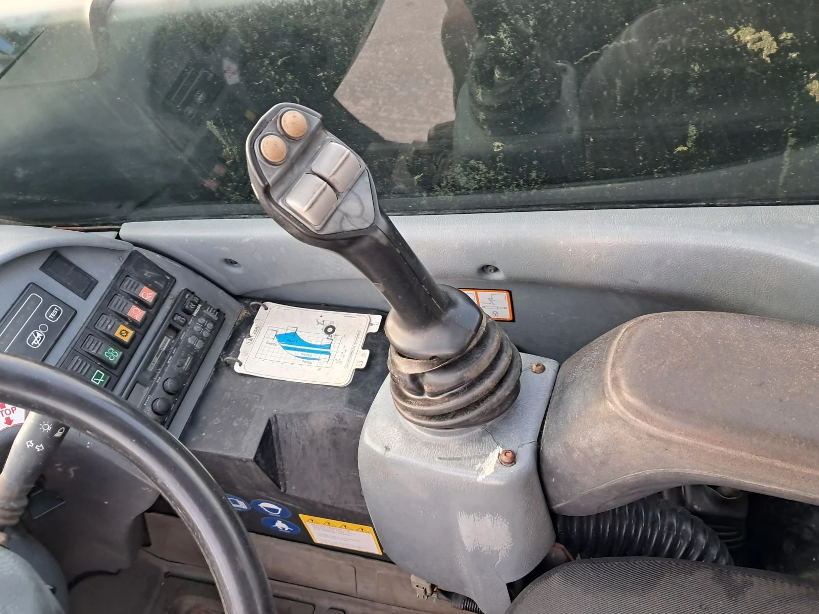 Телескопичен товарач New Holland LM 425 - изображение 7