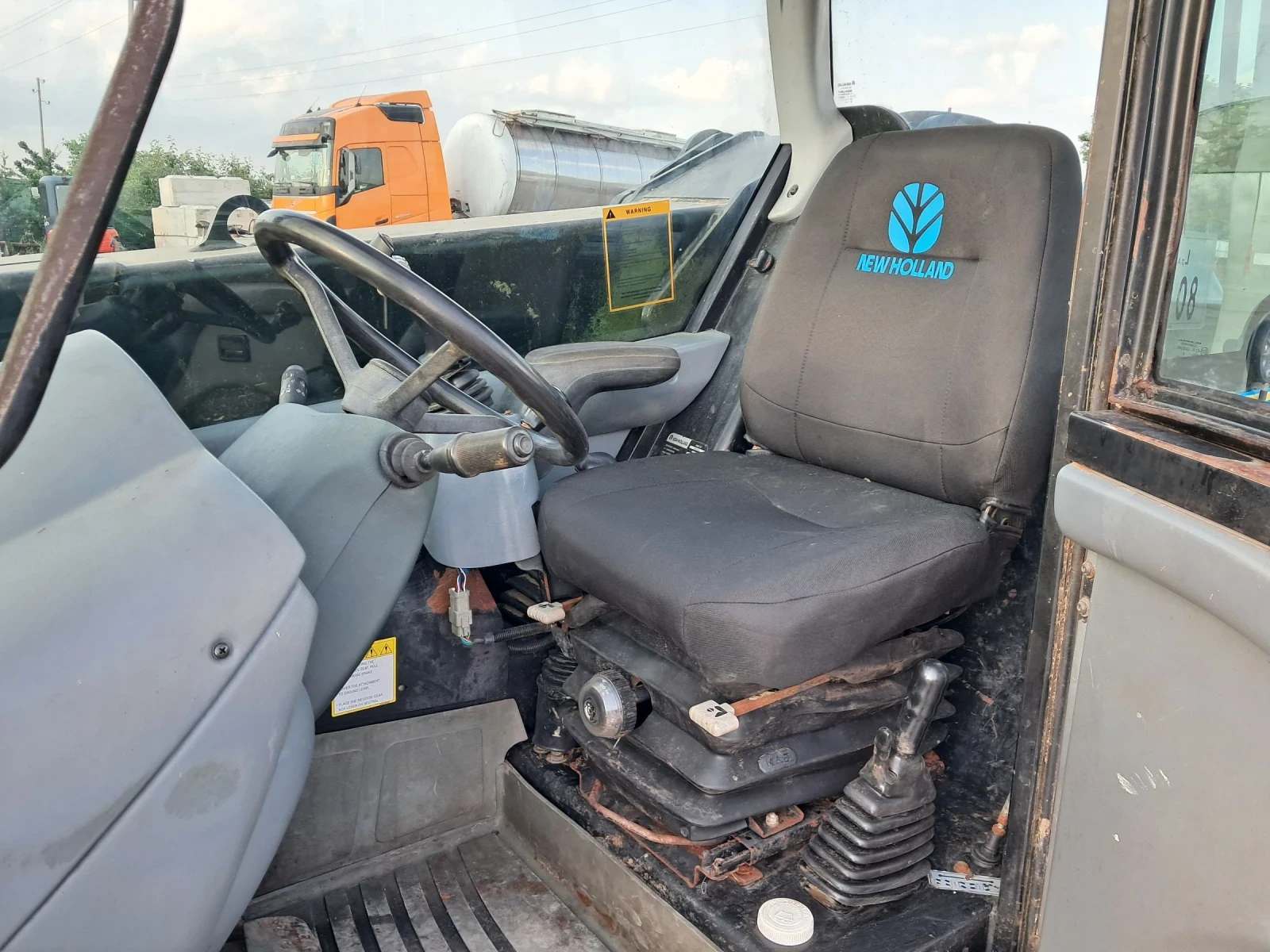 Телескопичен товарач New Holland LM 425 - изображение 6