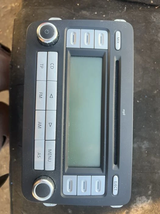Продавам ориг радио Audio Cd Mp3 VW Seat skoda golf sharan tiguan tour