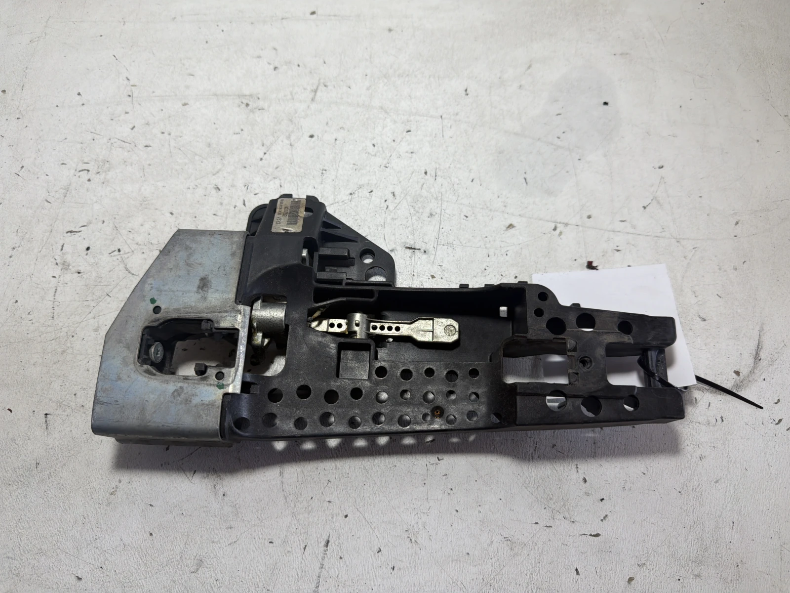 основа дръжка предна лява 8T0837885 Audi A4