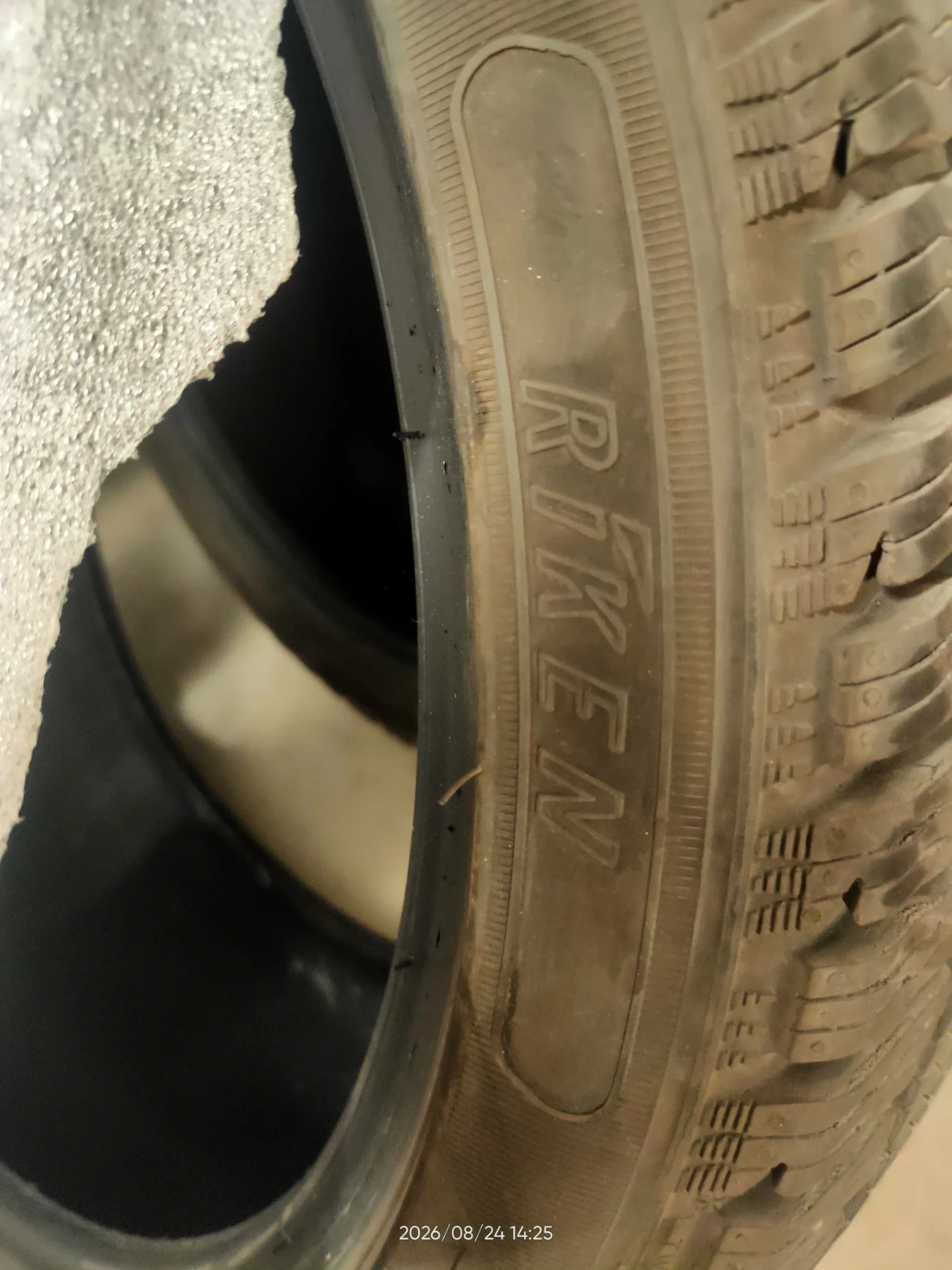 Гуми Зимни 215/40R17, снимка 3 - Гуми и джанти - 55806802