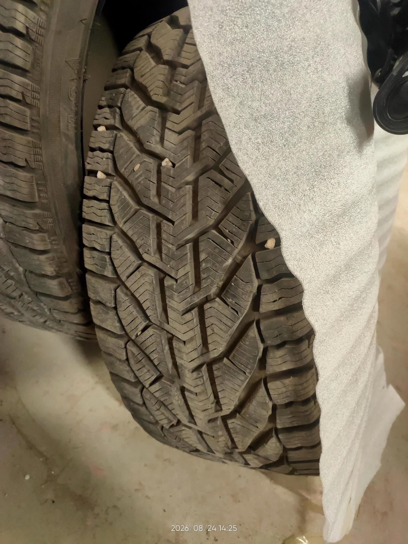 Гуми Зимни 215/40R17