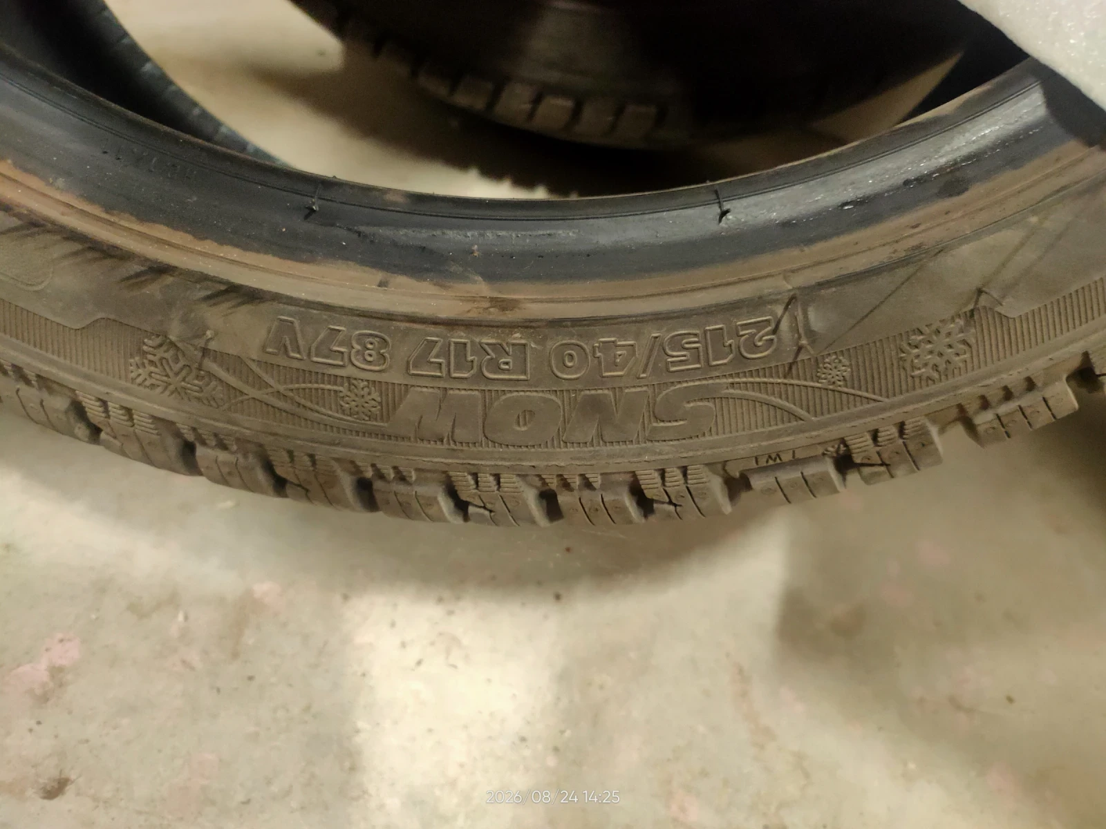 Гуми Зимни 215/40R17, снимка 2 - Гуми и джанти - 55806802