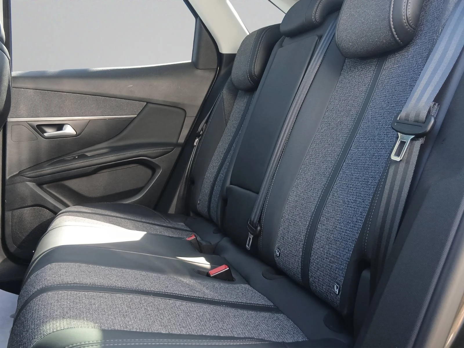 Peugeot 3008 NEW ALLURE 1.5 BlueHDi , снимка 12 - Автомобили и джипове - 54368367