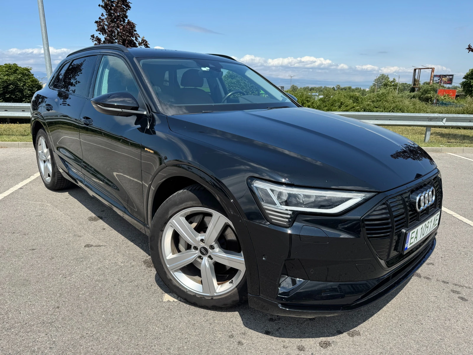 Audi E-Tron 50 quattro   SOH 100% | ПАНОРАМА | КАМЕРА | , снимка 4 - Автомобили и джипове - 55708529