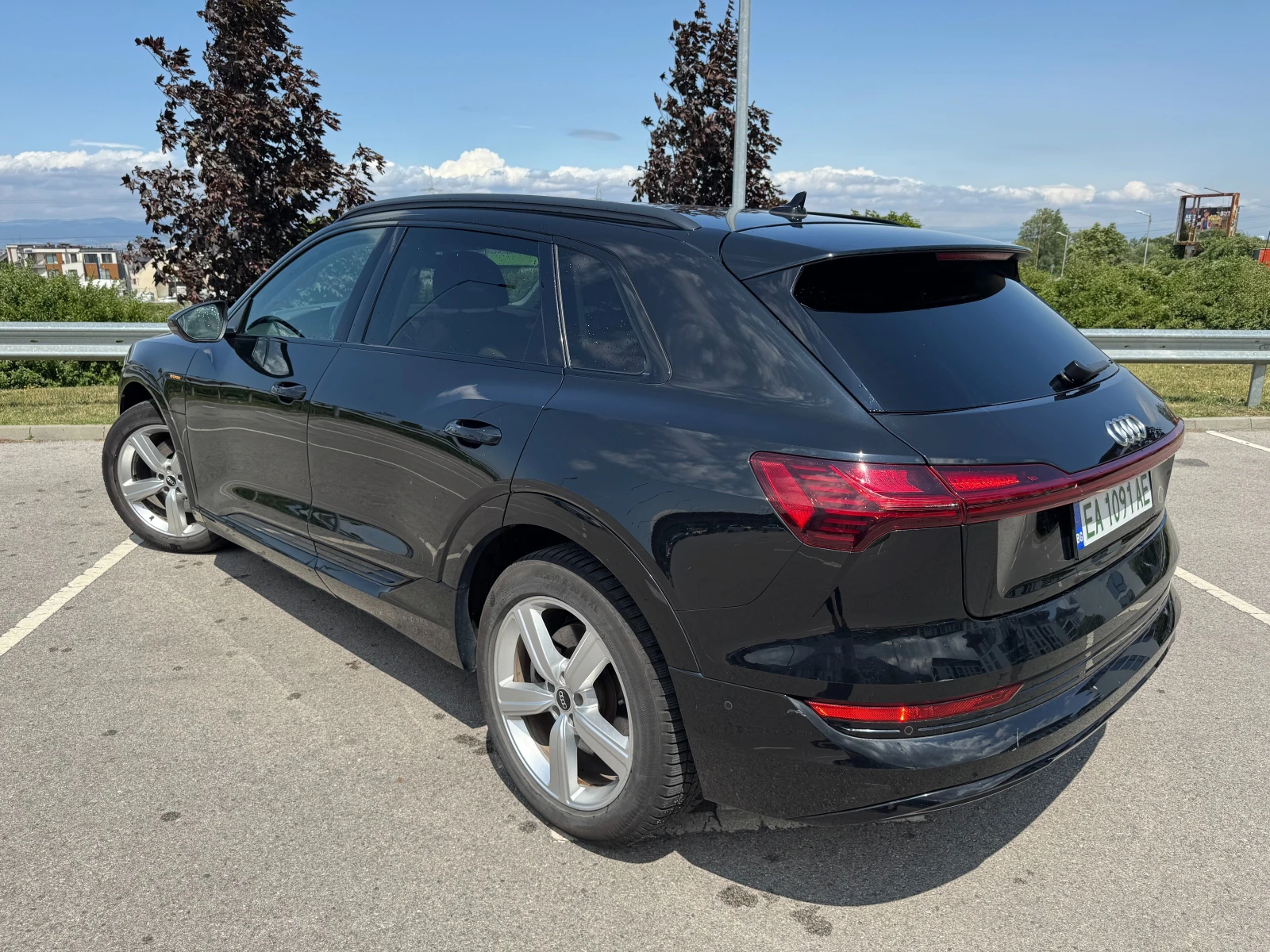 Audi E-Tron 50 quattro   SOH 100% | ПАНОРАМА | КАМЕРА | , снимка 2 - Автомобили и джипове - 55708529