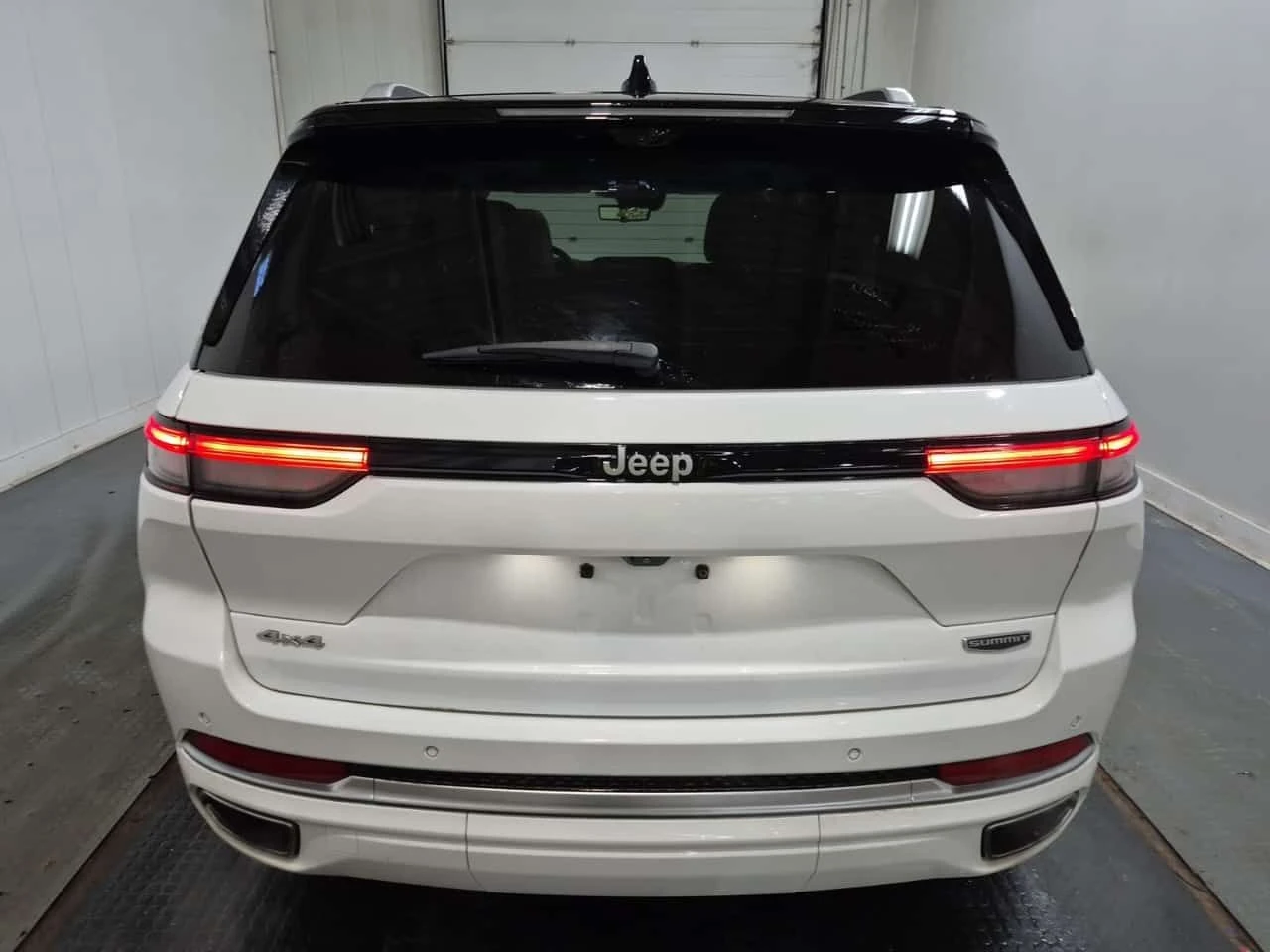 Jeep Grand cherokee SUMMIT| HUD| 360| AMBIENT| PANO| 2 КЛЮЧА , снимка 17 - Автомобили и джипове - 54193182