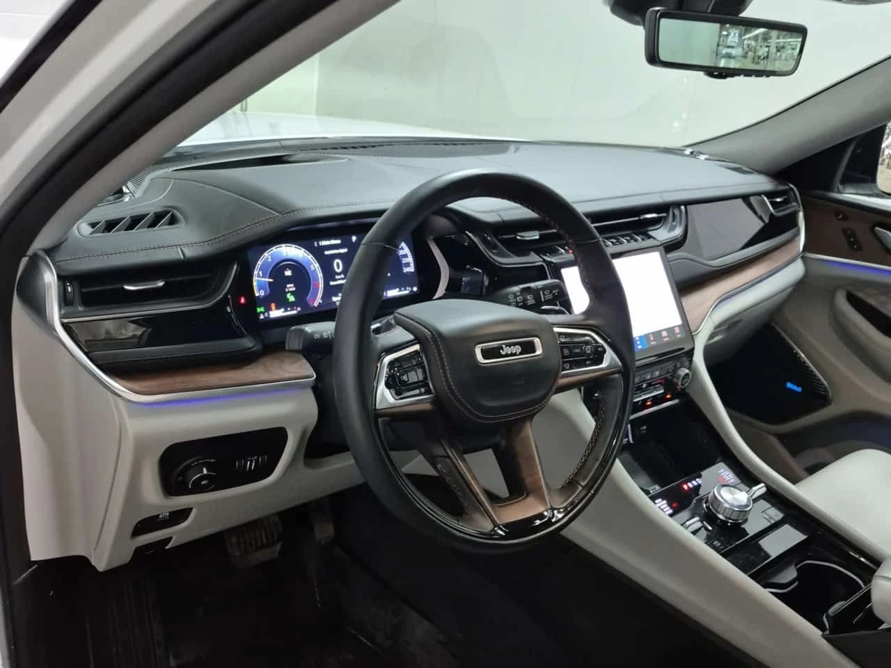 Jeep Grand cherokee SUMMIT| HUD| 360| AMBIENT| PANO| 2 КЛЮЧА , снимка 10 - Автомобили и джипове - 54193182