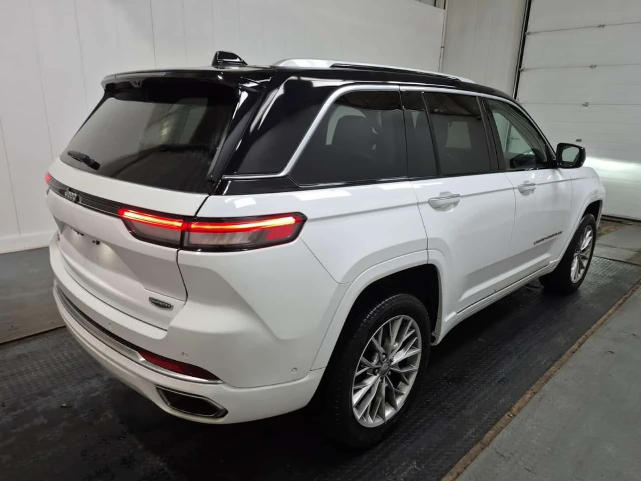 Jeep Grand cherokee SUMMIT| HUD| 360| AMBIENT| PANO| 2 КЛЮЧА , снимка 3 - Автомобили и джипове - 54193182