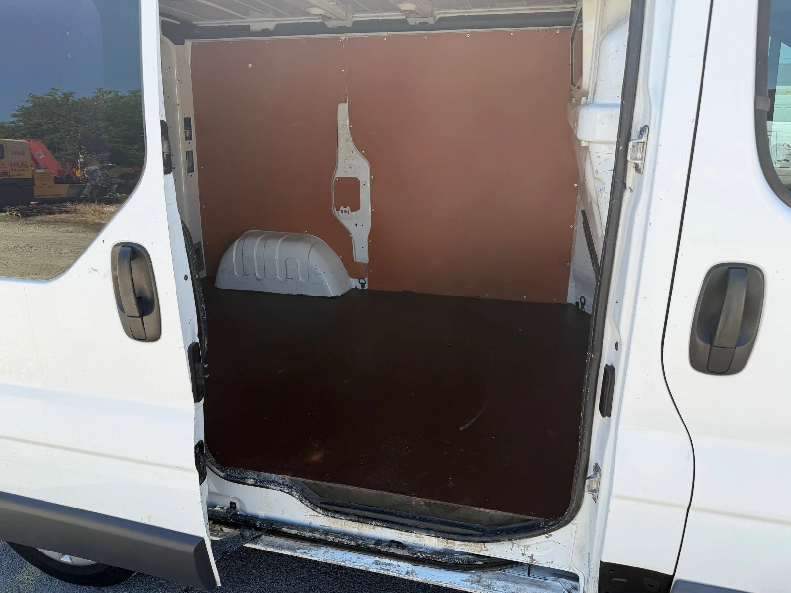 Renault Trafic 2.0 DCI, снимка 13 - Бусове и автобуси - 54877161