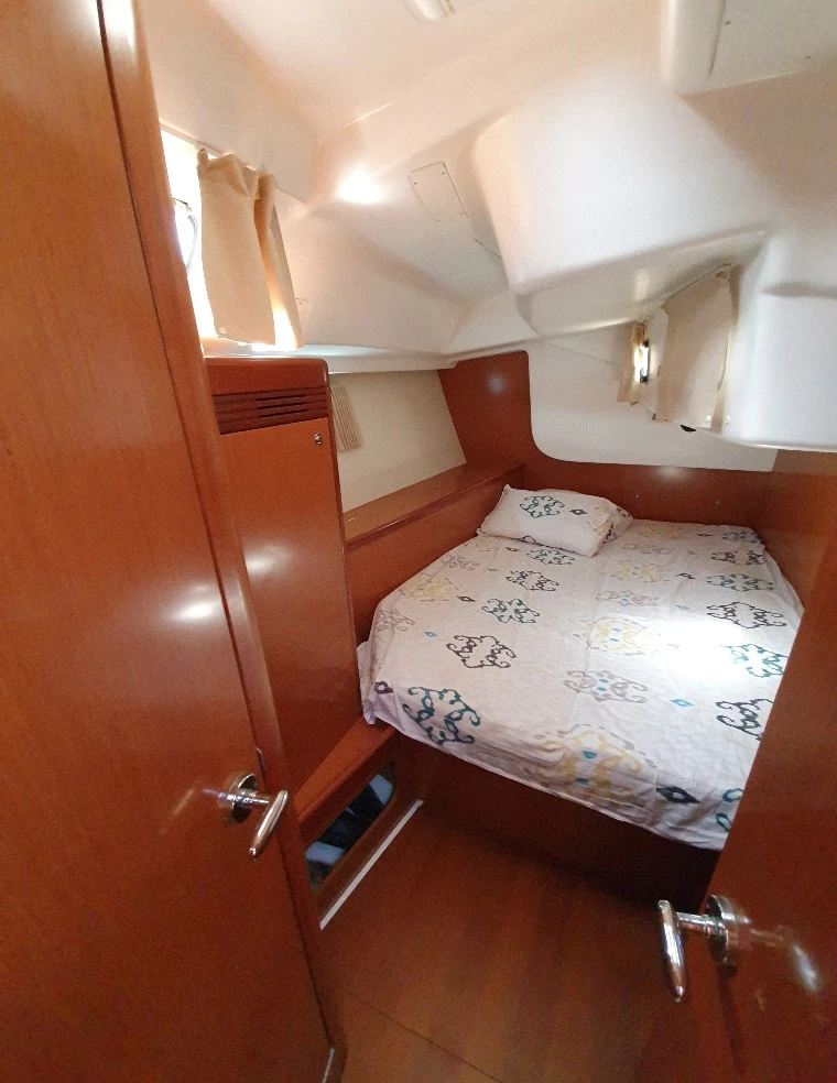 Ветроходна лодка Beneteau OCEANIS - изображение 3