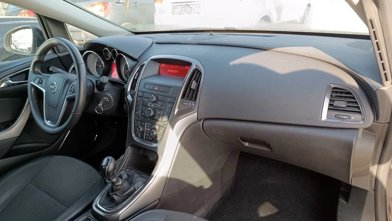 Opel Astra 1.7 CDTi, снимка 9 - Автомобили и джипове - 44293316