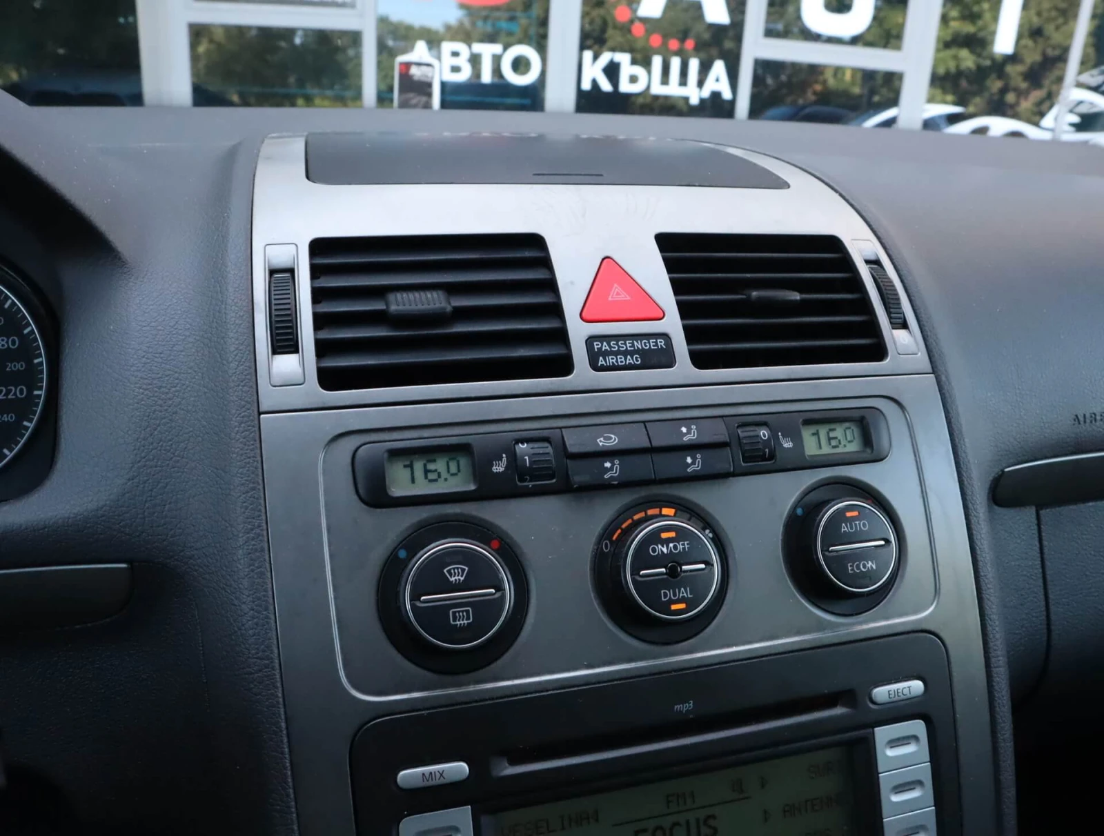 VW Touran 1.4i/Подгрев/Климатроник, снимка 10 - Автомобили и джипове - 56219372