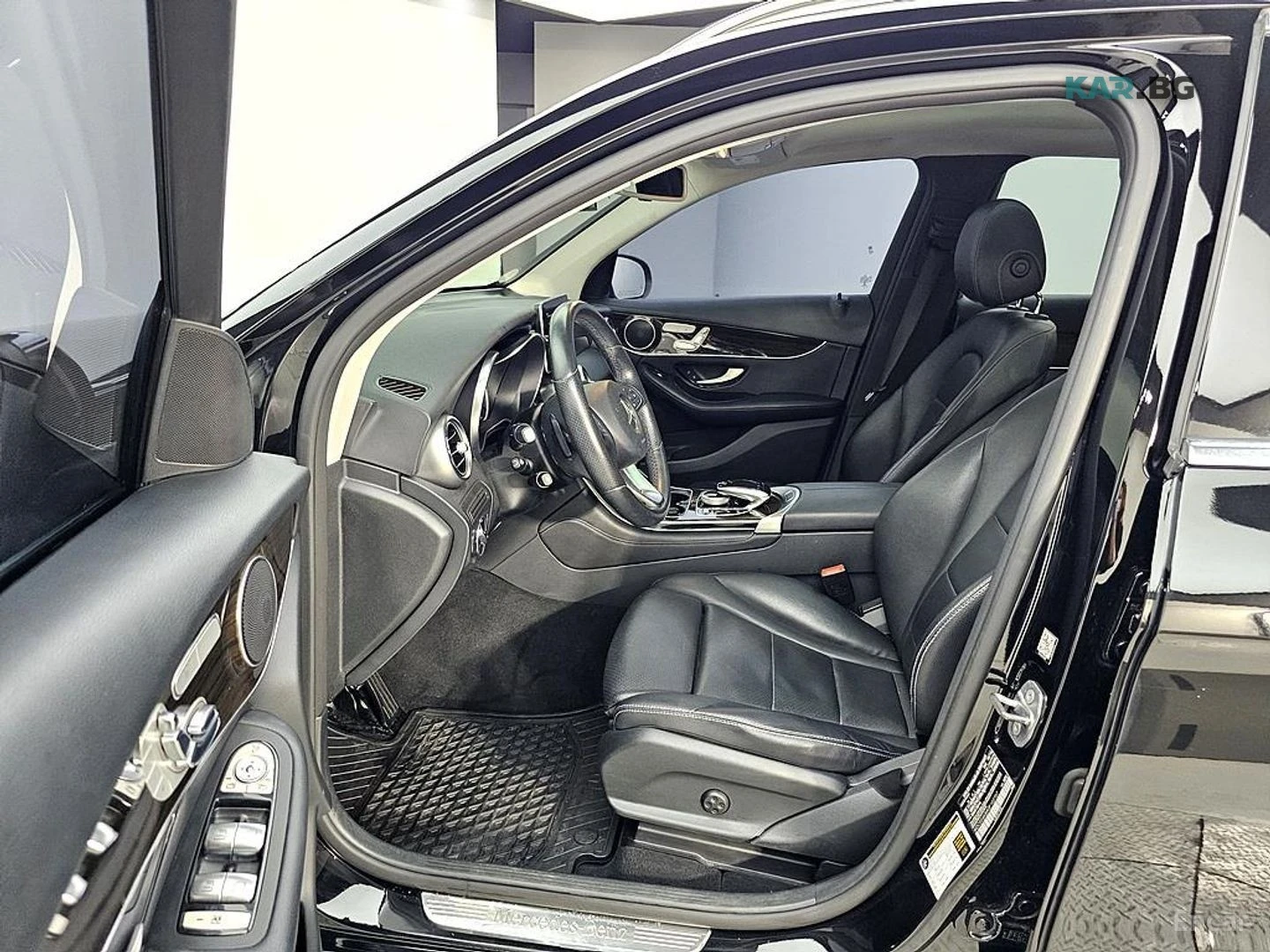 Mercedes-Benz GLC 4MATIC* ПАНО* КОЖА* ПОДГРЕВ* , снимка 8 - Автомобили и джипове - 54858566