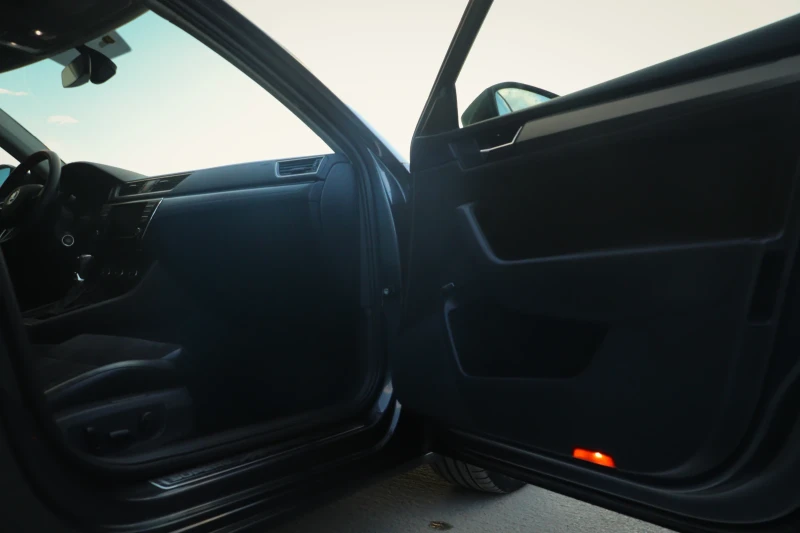 Skoda Superb = Laurin & Klement= ЧИСТО НОВ ДЕМПФЕР= , снимка 13 - Автомобили и джипове - 52516610