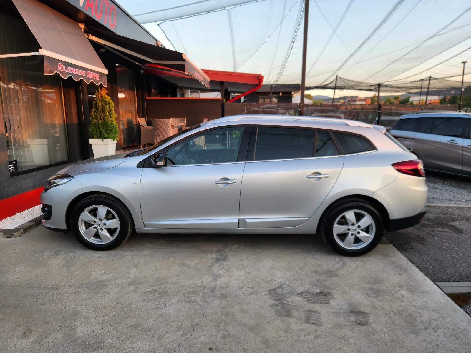 Renault Megane 1.2tce-130к.с EURO 6-АВТОМАТИК-НАВИГАЦИЯ-ШВЕЙЦАРИЯ - изображение 4