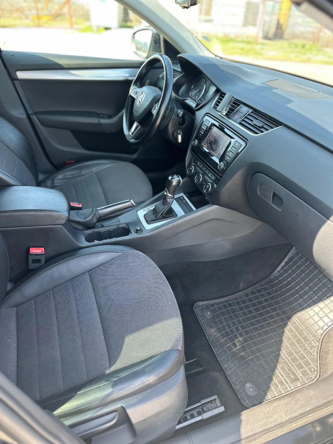 Skoda Octavia 2.0 TDI /КОЖА/АВТОМАТИК/ОБСЛУЖЕНА, снимка 7 - Автомобили и джипове - 53970519