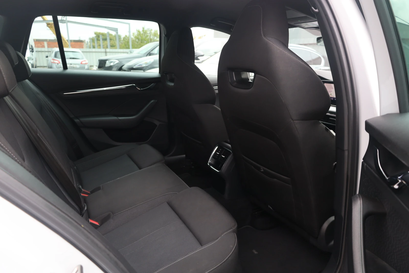 Skoda Octavia 2.0TDI DSG Matrix KeyGO ACC KAM Ambient Lane #iCar - изображение 8