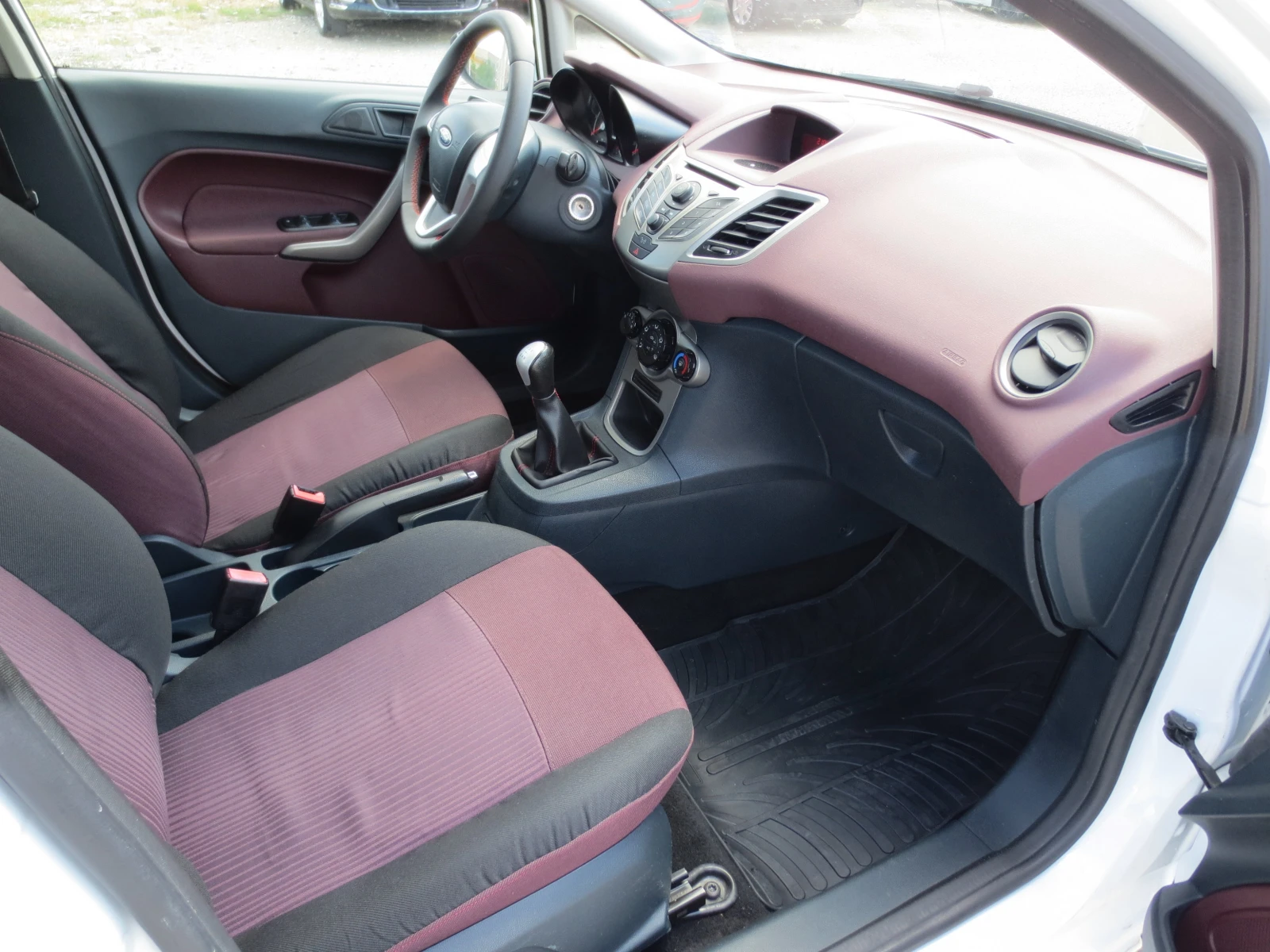Ford Fiesta 1.4HDI, снимка 13 - Автомобили и джипове - 53890915