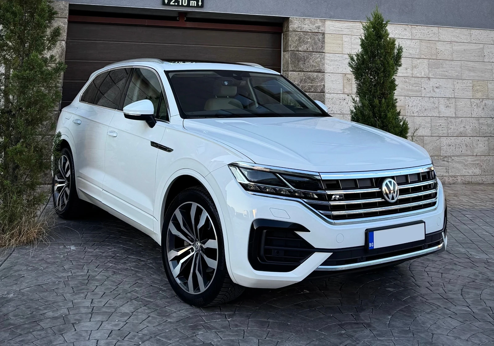 VW Touareg 3.0 R-Line Matrix SoftClose Distronic+ Keyless Go , снимка 3 - Автомобили и джипове - 55729617