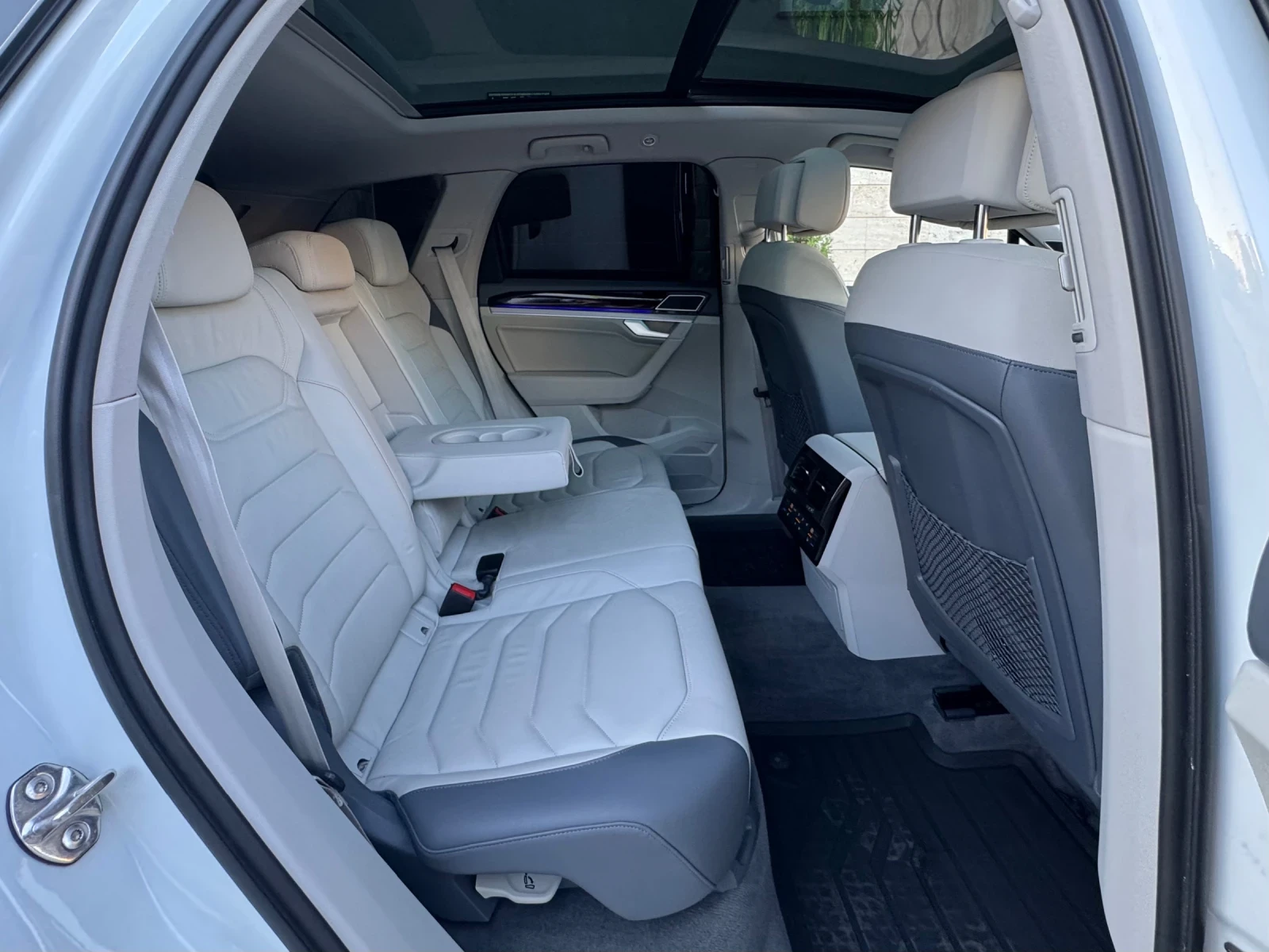VW Touareg 3.0 R-Line Matrix SoftClose Distronic+ Keyless Go , снимка 13 - Автомобили и джипове - 55729617