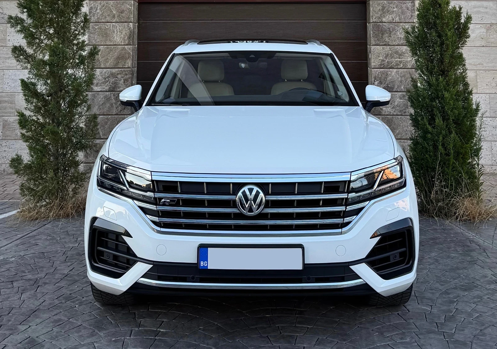 VW Touareg 3.0 R-Line Matrix SoftClose Distronic+ Keyless Go , снимка 2 - Автомобили и джипове - 55729617