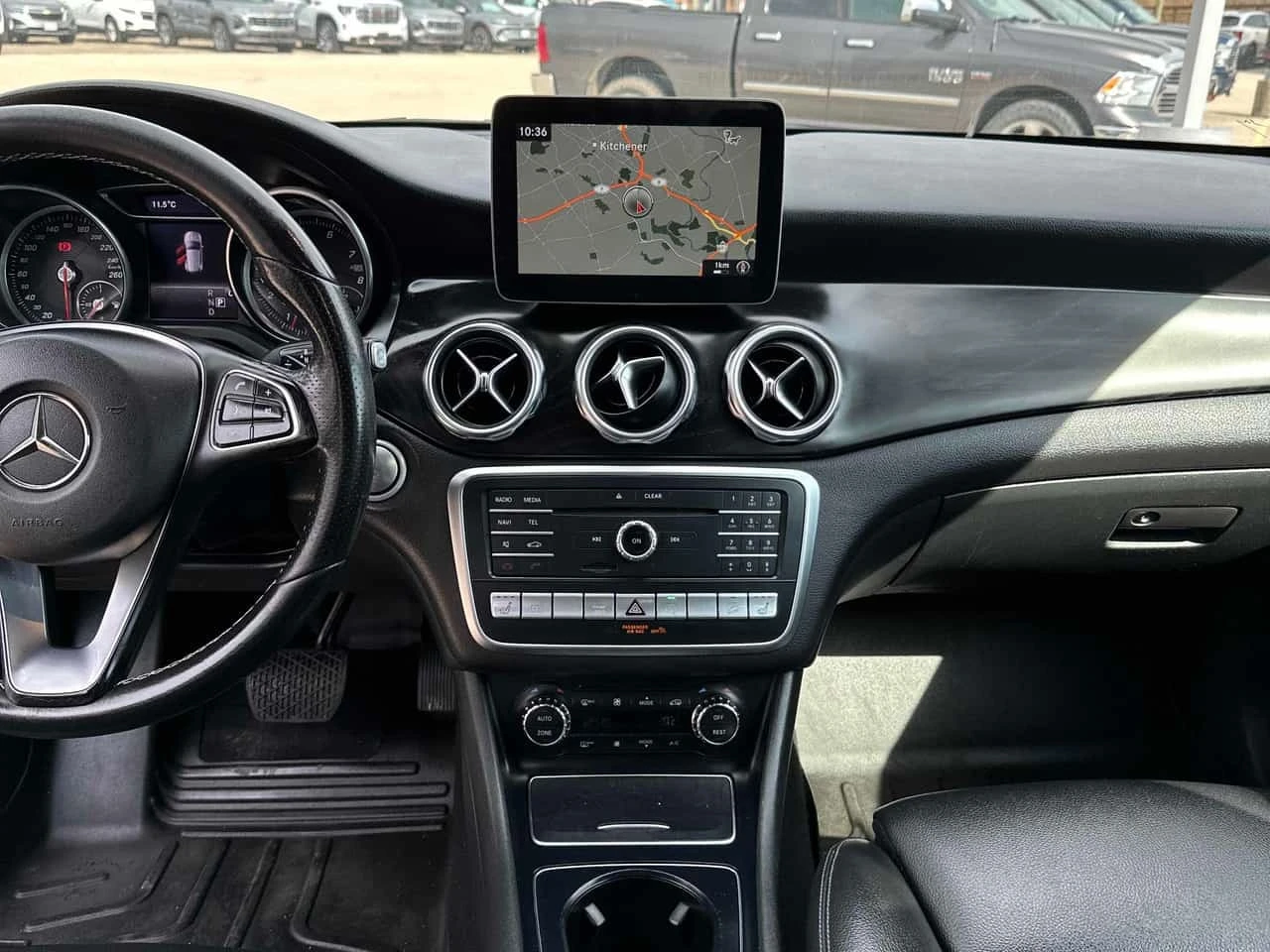 Mercedes-Benz GLA 250 * АВТОКРЕДИТ * ГЛАВНО ПРЕДСТАВИТЕЛСТВО, снимка 12 - Автомобили и джипове - 56182032