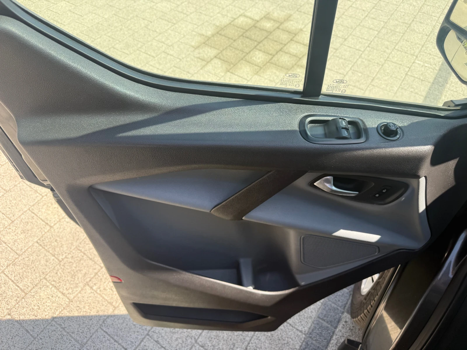 Ford Transit Custom 2.2TDCI 155к.с. L2H1 Товаропътнически 5-местен A/C, снимка 15 - Бусове и автобуси - 55888021