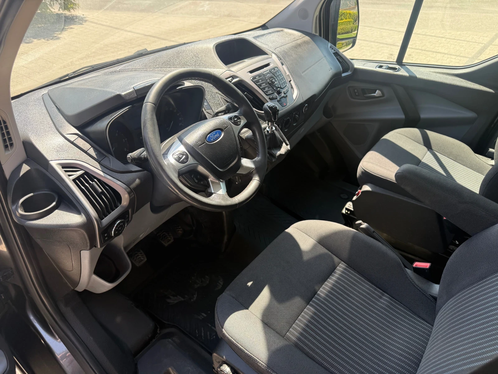 Ford Transit Custom 2.2TDCI 155к.с. L2H1 Товаропътнически 5-местен A/C, снимка 13 - Бусове и автобуси - 55888021