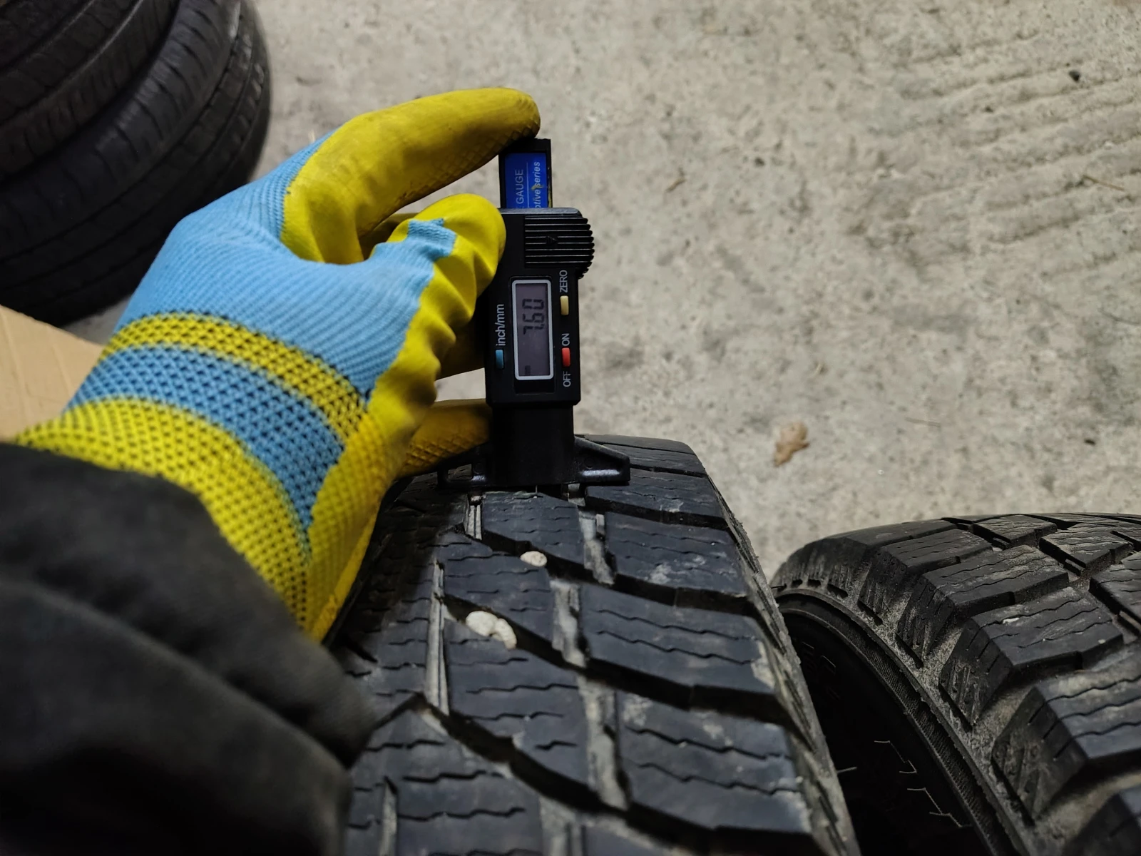 Гуми Зимни 205/65R16, снимка 4 - Гуми и джанти - 54103502