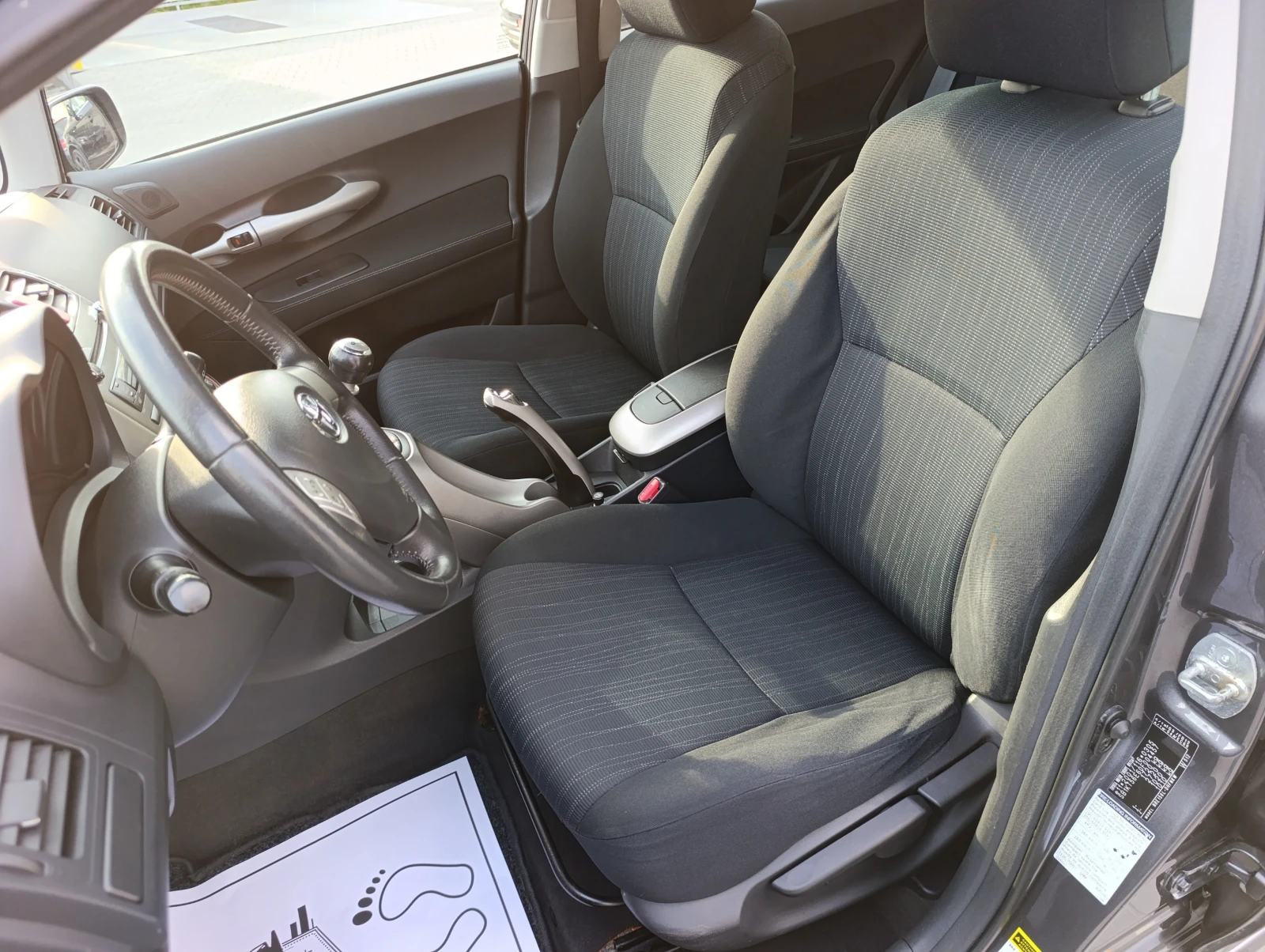 Toyota Auris 1.33 LineaTerra, снимка 12 - Автомобили и джипове - 54261996