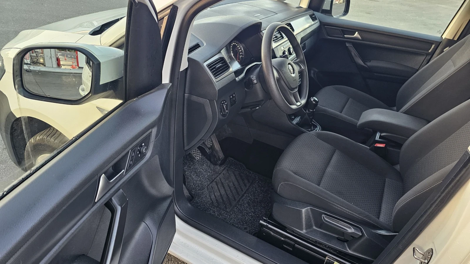 VW Caddy MAXI - 7 места , снимка 7 - Автомобили и джипове - 55805627