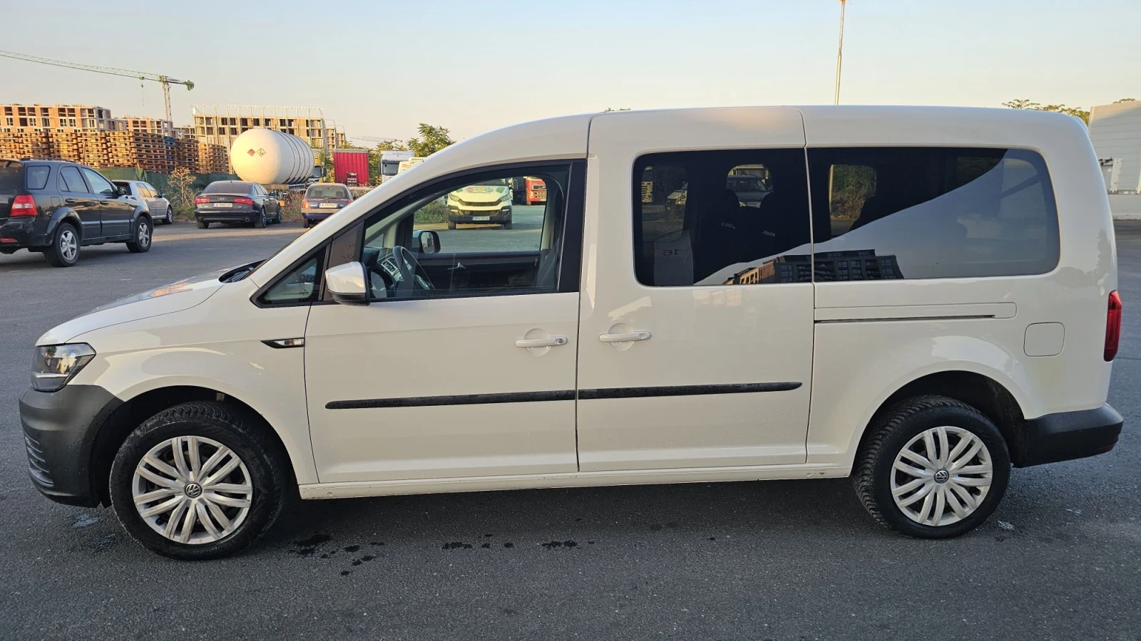 VW Caddy MAXI - 7 места , снимка 3 - Автомобили и джипове - 55805627