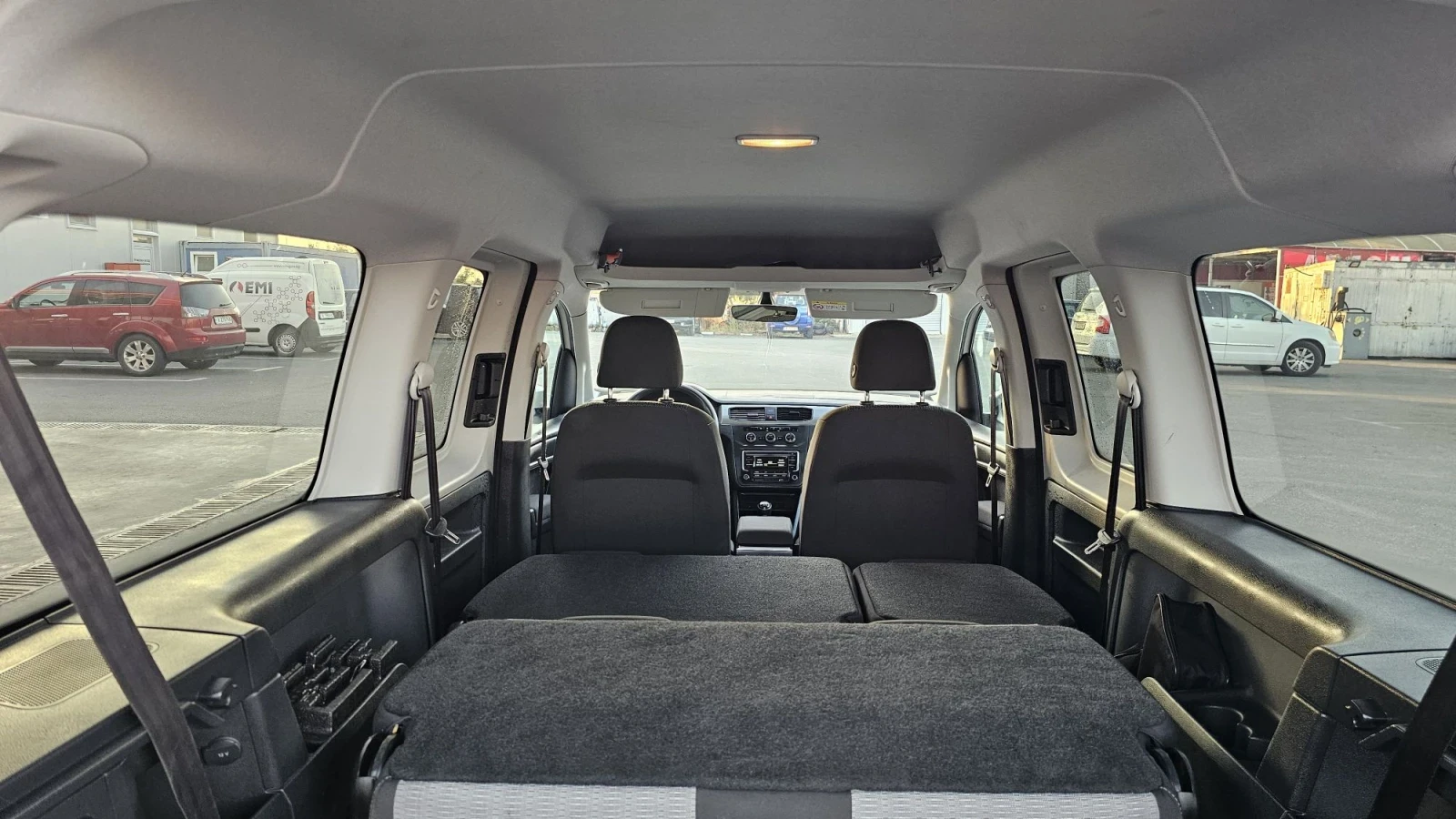 VW Caddy MAXI - 7 места , снимка 16 - Автомобили и джипове - 55805627