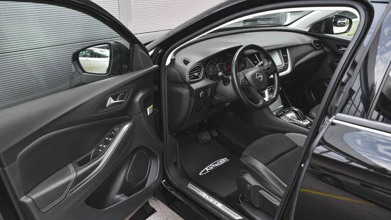 Opel Grandland X 1.6 Turbo Innovation Plug-in Hybrid4 4x4 Automatic, снимка 8 - Автомобили и джипове - 51499156