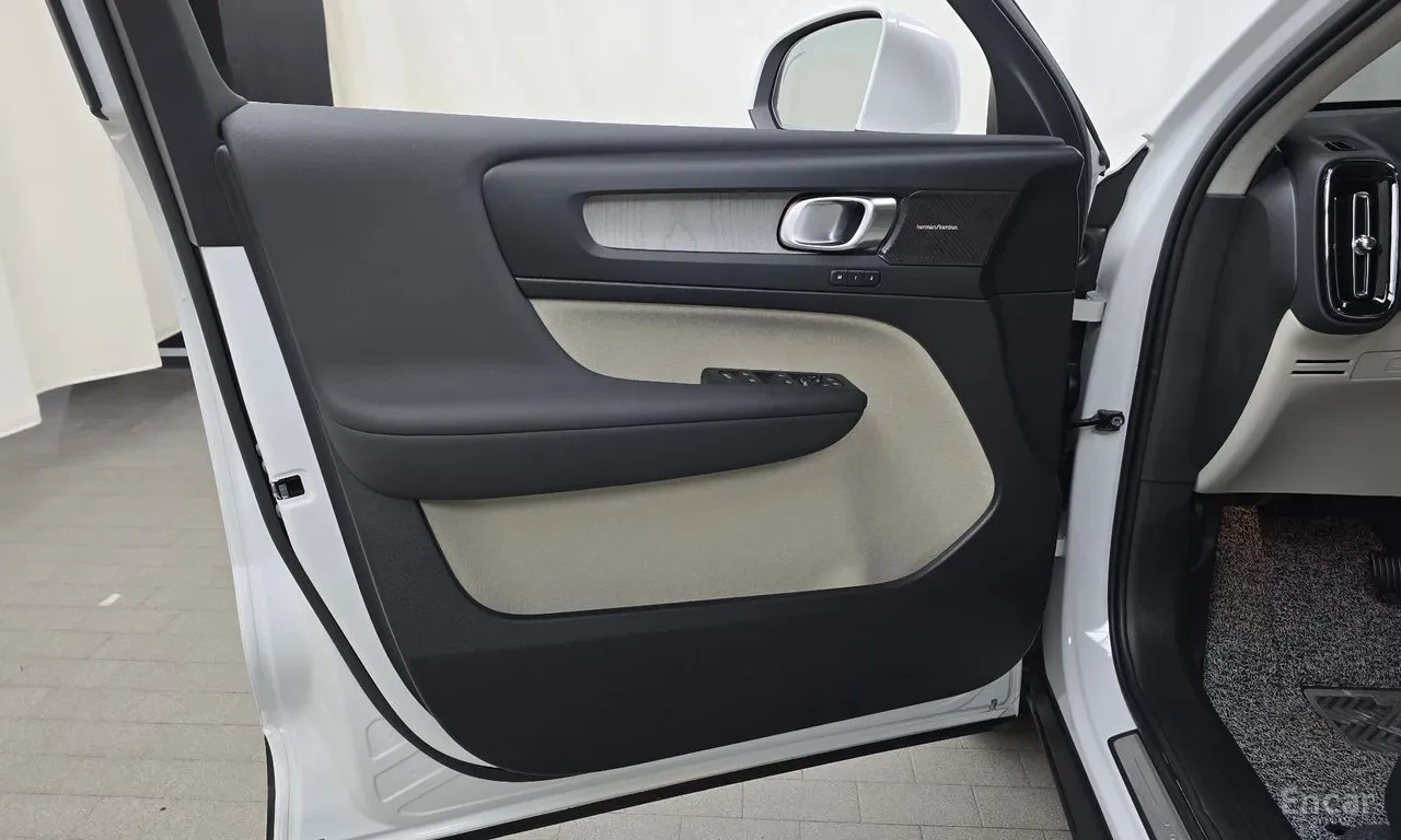 Volvo XC40 B4 Ultra Bright| PANORAMA| LED| DIGITAL COCKPIT| , снимка 5 - Автомобили и джипове - 55008369