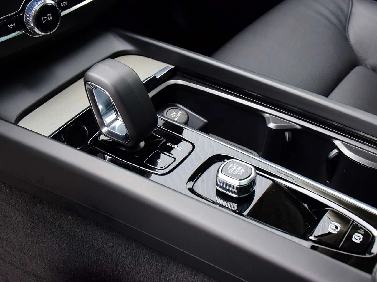 Volvo XC60 B5 AWD, снимка 11 - Автомобили и джипове - 56718118