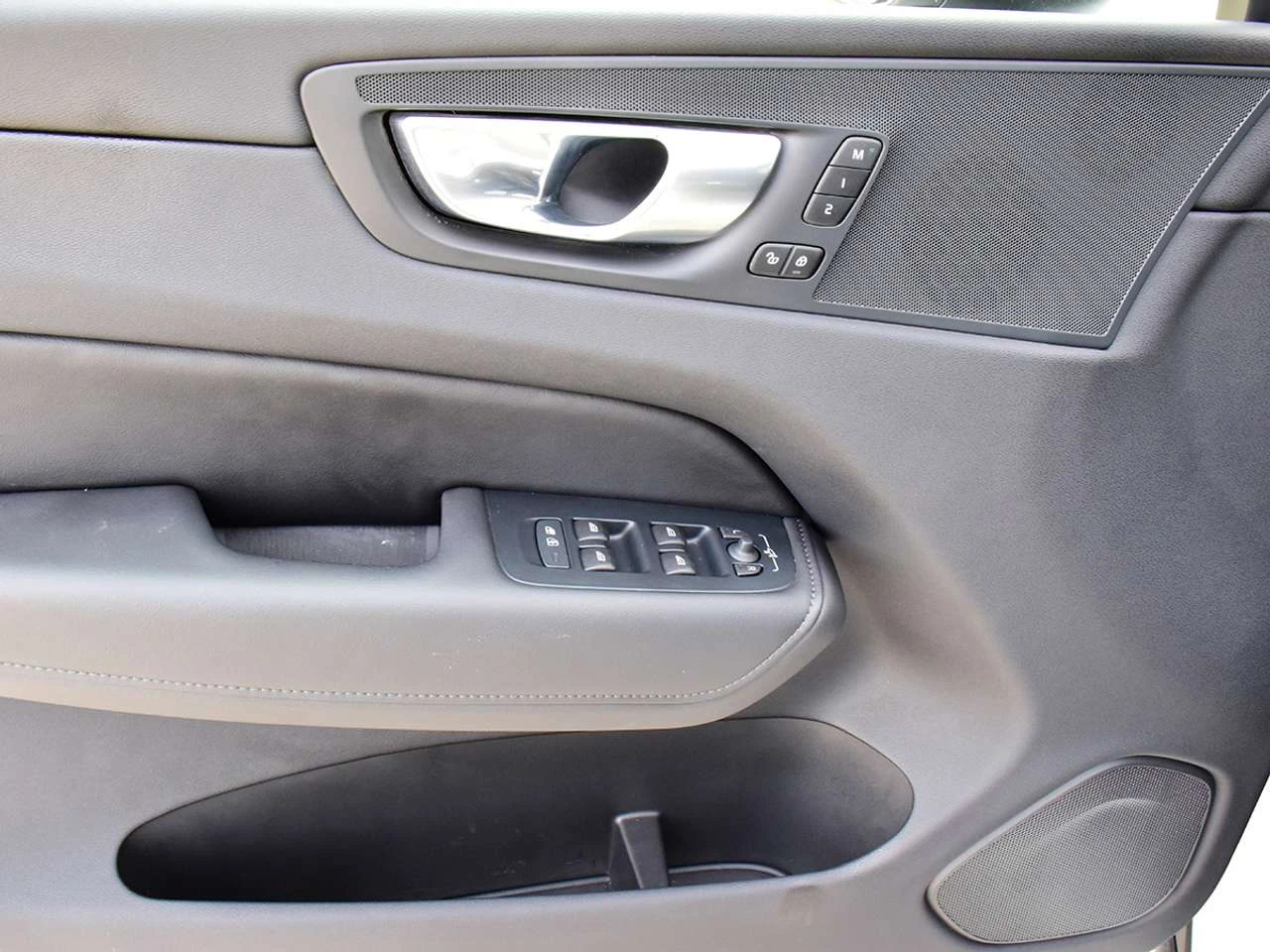 Volvo XC60 B5 AWD, снимка 12 - Автомобили и джипове - 56718118