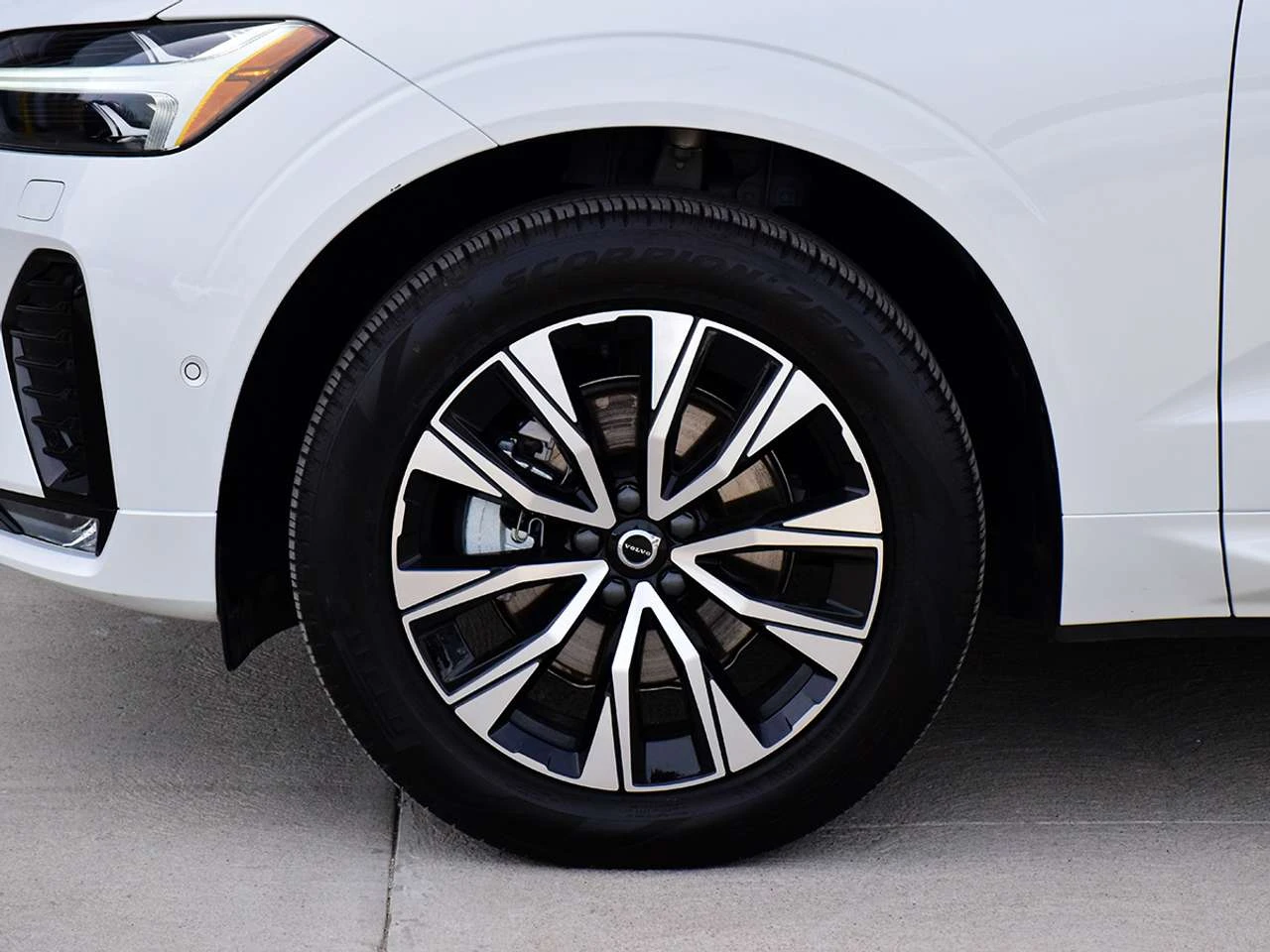 Volvo XC60 B5 AWD, снимка 4 - Автомобили и джипове - 56718118