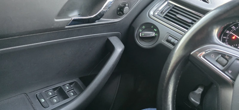 Skoda Rapid, снимка 16 - Автомобили и джипове - 52751440