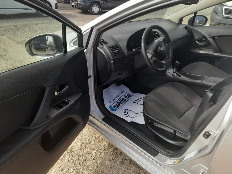 Toyota Avensis 1.8 бензин, снимка 11 - Автомобили и джипове - 53593099
