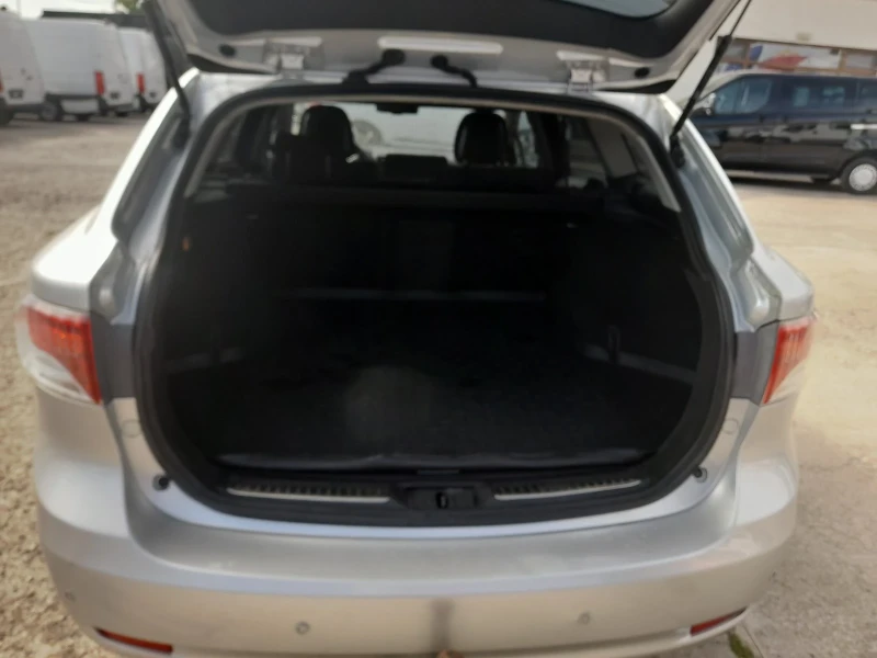 Toyota Avensis 1.8 бензин, снимка 14 - Автомобили и джипове - 53593099