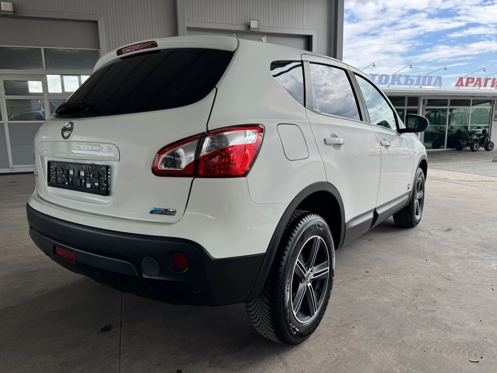 Nissan Qashqai DCI* 130ps* 6ск* ПАРКТРОНИК, снимка 5 - Автомобили и джипове - 54595885