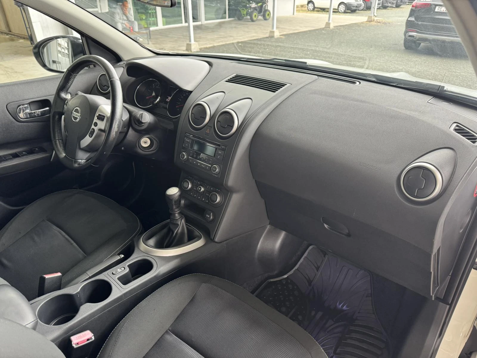 Nissan Qashqai DCI* 130ps* 6ск* ПАРКТРОНИК, снимка 10 - Автомобили и джипове - 54595885