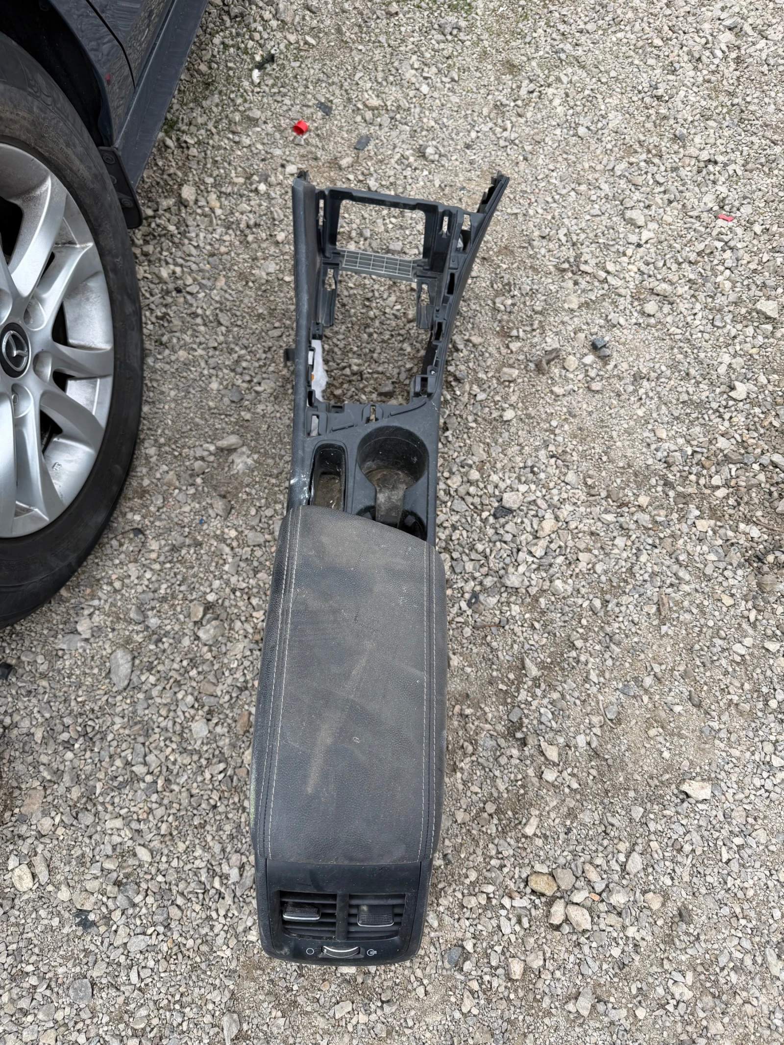 KIA Niro 2017г подлакатник централна конзола 84692-G5000, снимка 3 - Части - 53894290